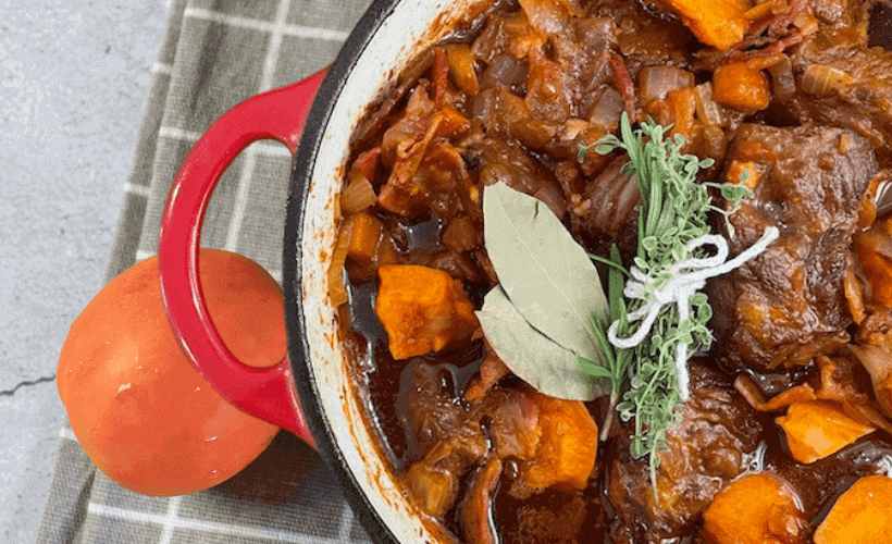 紅酒燉牛肉放入香草燉煮圖