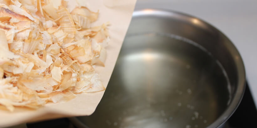 日式昆布高湯加入柴魚片圖