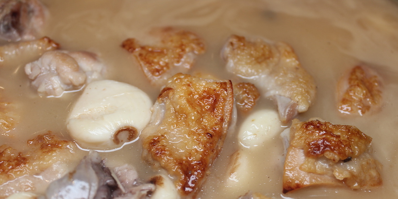 蒜頭蛤蜊雞湯加入水500ml燉煮30分鐘