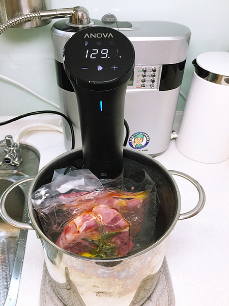 把牛肉放到舒肥機中 用舒肥機進行舒肥